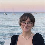 Insegnante estiva per ragazzi delle medie e delle elementari